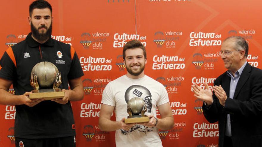 Dubljevic, Paco Raga y el aficionado cuya mano sirvió de modelo para el trofeo.