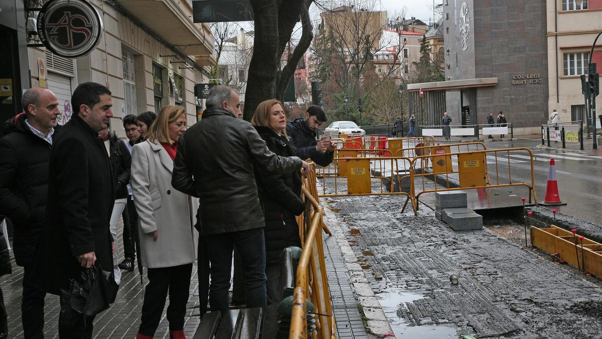 Bernabé junto al alcalde y otros concejales en su visita a Alcoy.