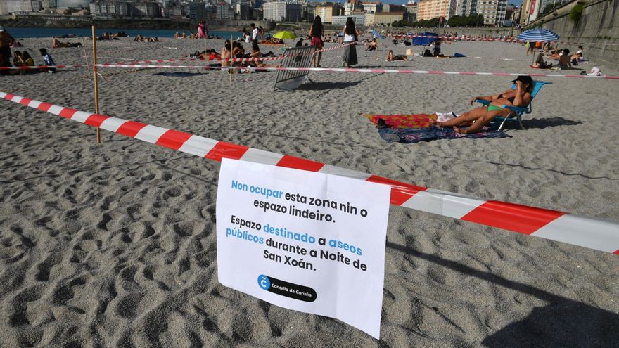 Jóvenes de A Coruña comienzan a parcelar la playa del Orzán el día antes de la noche de San Xoán
