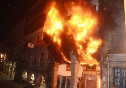 Voraz  incendio en el casco histórico de Pontevedra