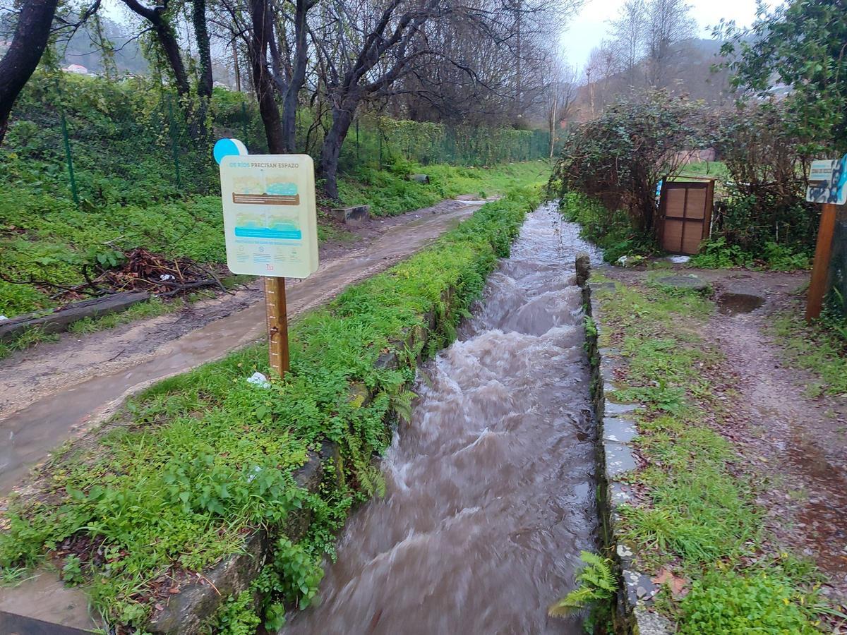 El cauce del río Bispo, hace unos días, a su entrada en el centro urbano de Bueu.