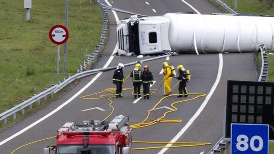 Cortada la A-6 en As Nogais al volcar un camión cargado de gas