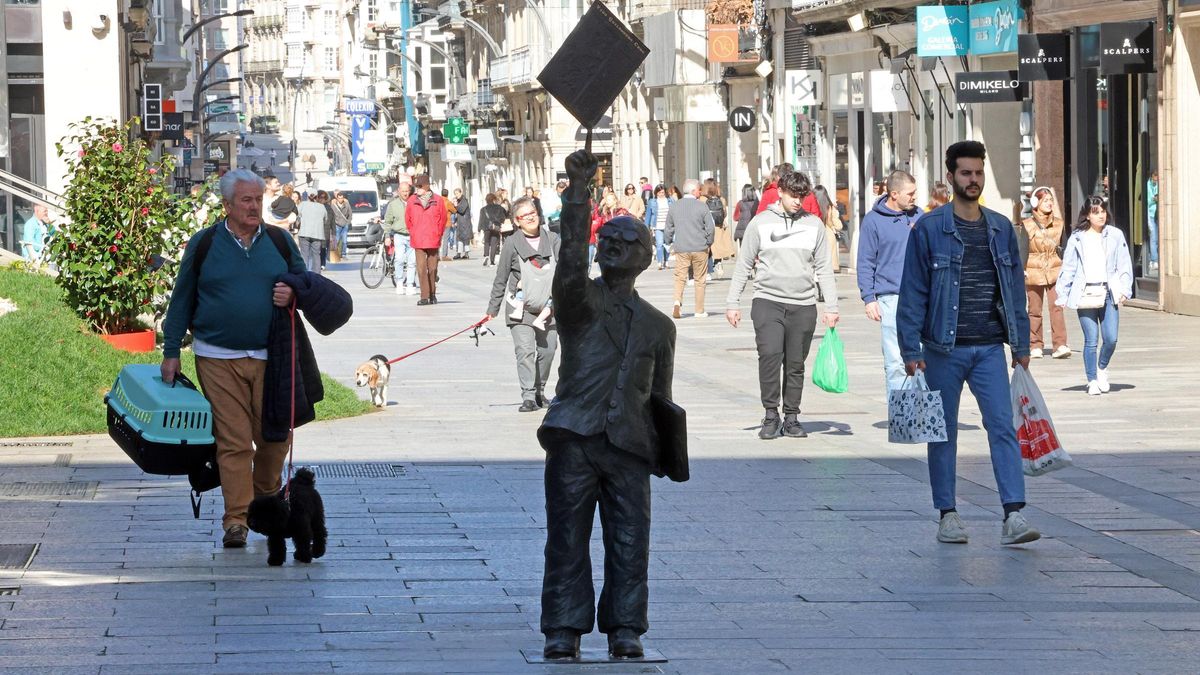 La calle Príncipe presidida por Manuel de Castro es la peatonal por excelencia de los vigueses.