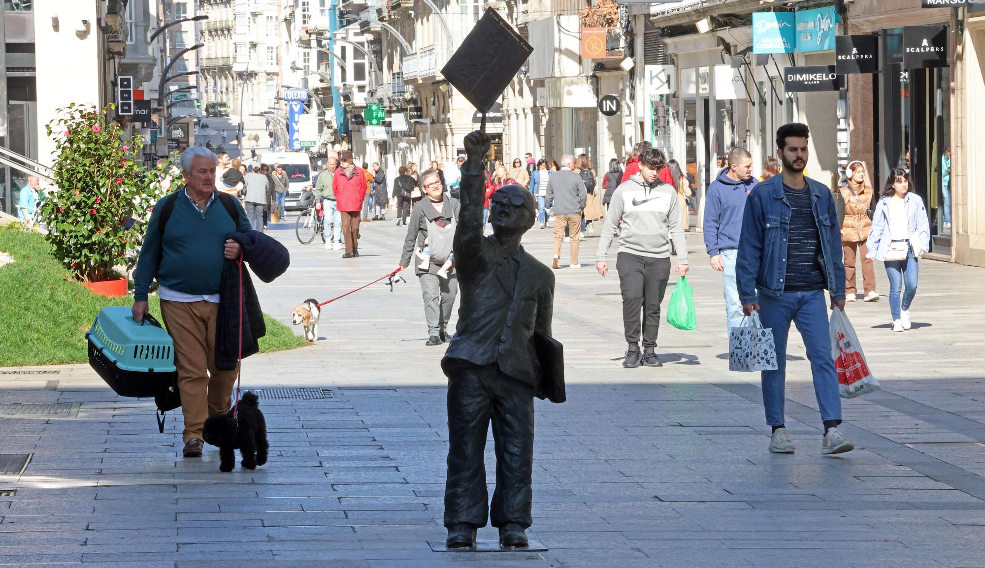 La estatua de Manuel Castro vuelve a Príncipe con nuevos refuerzos