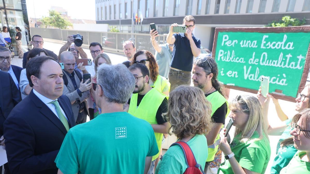 Los docentes en huelga le piden a Llorca que tome el control de la negociación: "Esto no se puede prolongar más"