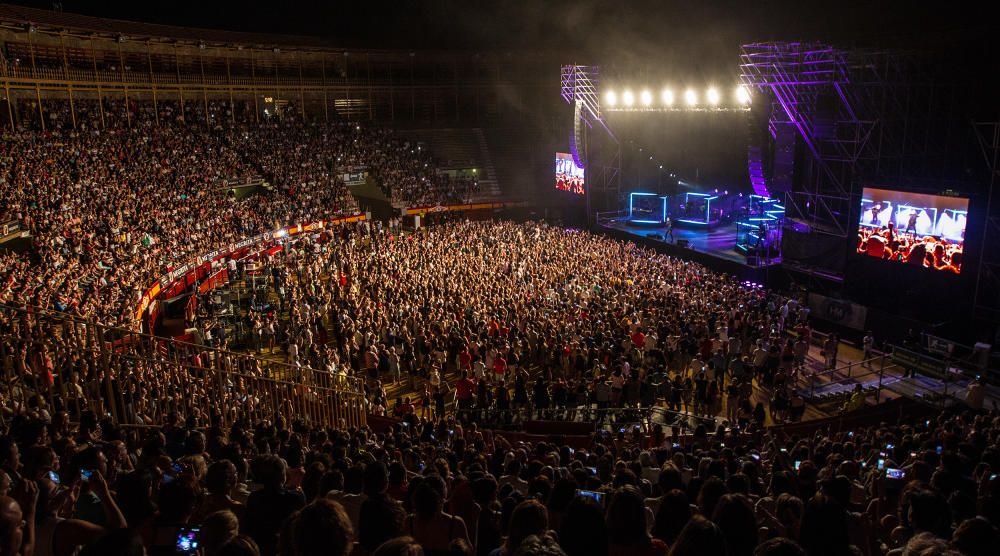 El almeriense inauguró los conciertos de verano de la provincia en una abarrotada Plaza de Toros.
