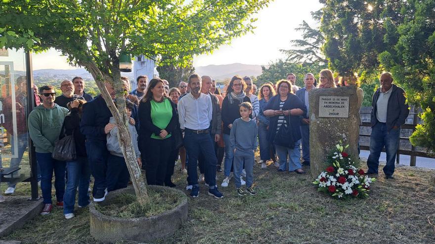 Un grupo de vecinas y vecinos afectados ante el monumento que recuerda a las víctimas.