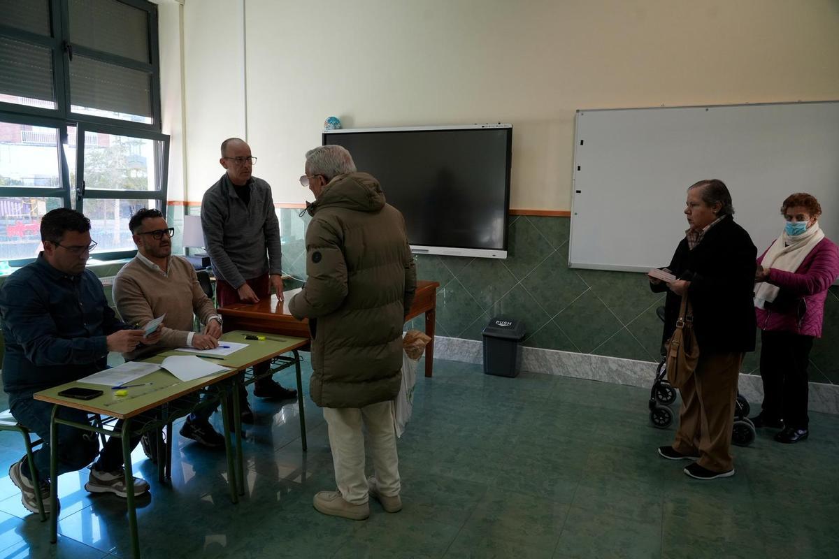 Mañana electoral en el colegio San José de Calasanz: elecciones autonómicas 2026
