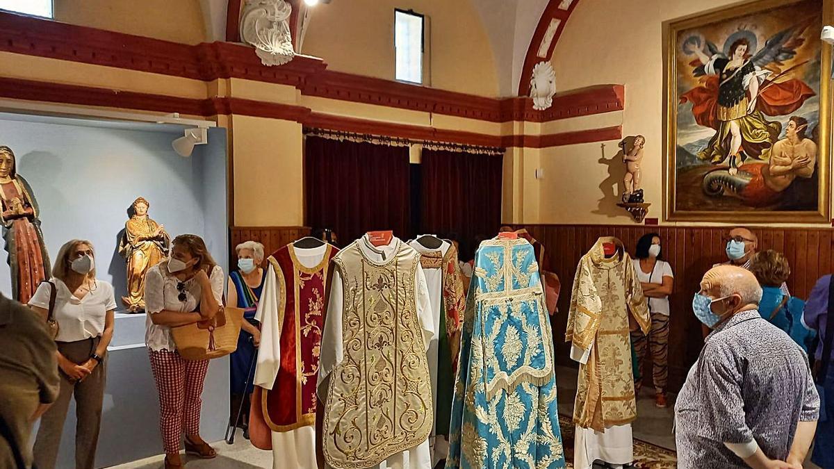 Exposición de trajes y objetos en el museo parroquial, una de las paradas de las visitas guiadas. |