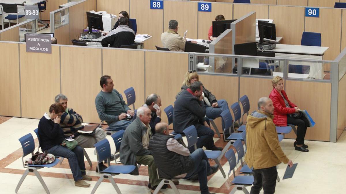 Personas esperando para presentar la declaración de la renta de forma presencial.