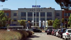 La expareja de la trabajadora de Iveco que se suicidó queda libre tras declarar voluntariamente. En la foto, la fábrica de Iveco en Madrid.