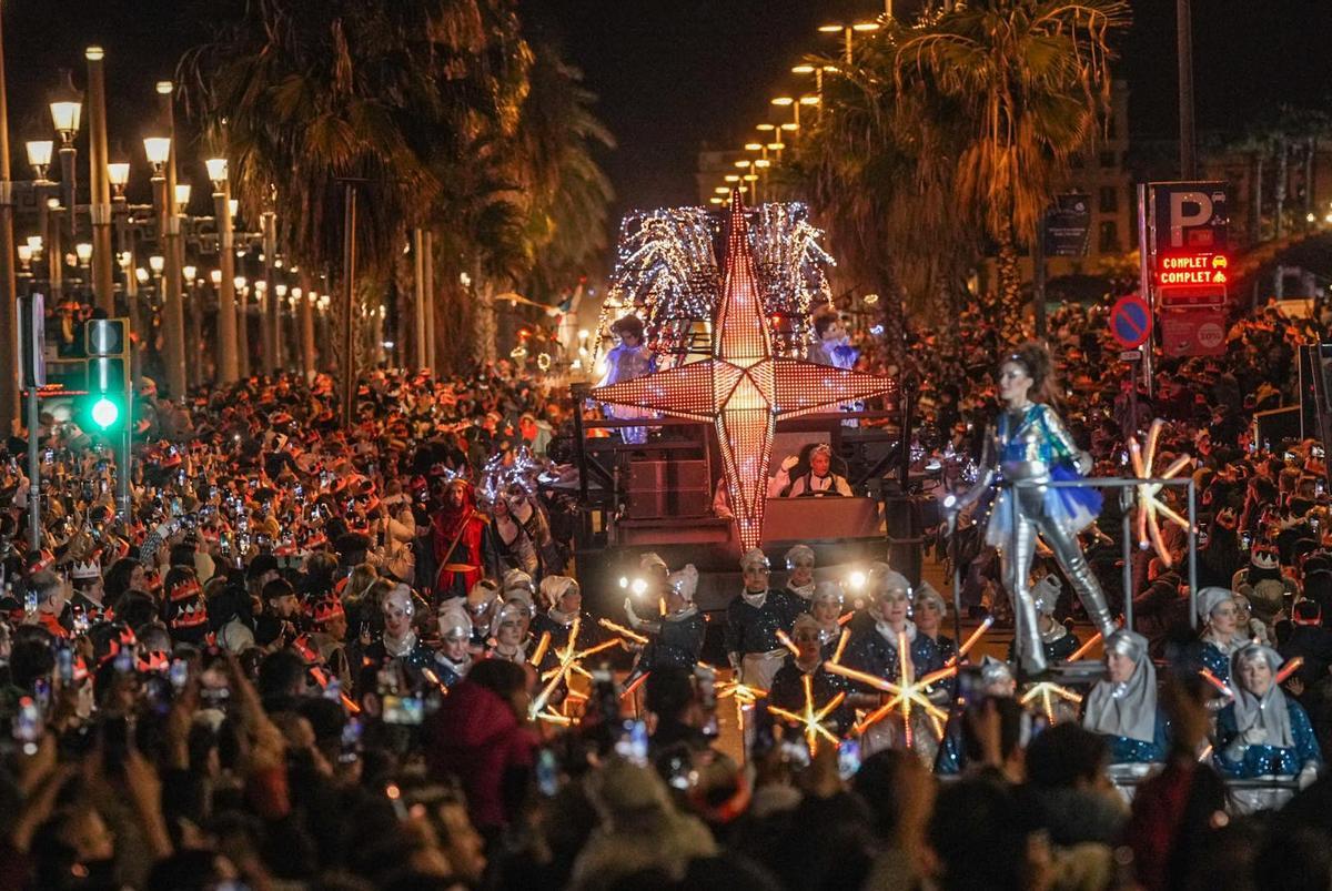 Miles de personas colman la costa de Barcelona para dar la bienvenida a los Reyes Magos