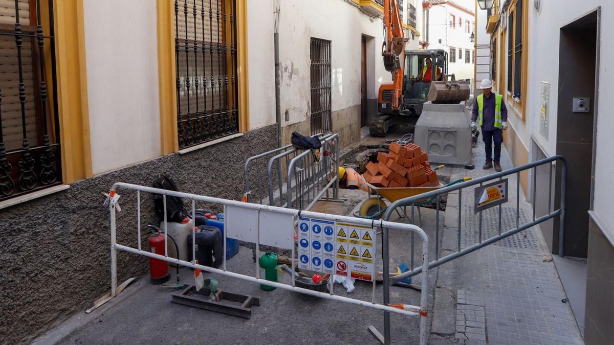 Ejecución de obras en la calle Eduardo Dato, que, junto a Pérez de Castro, va a ser remodelada.