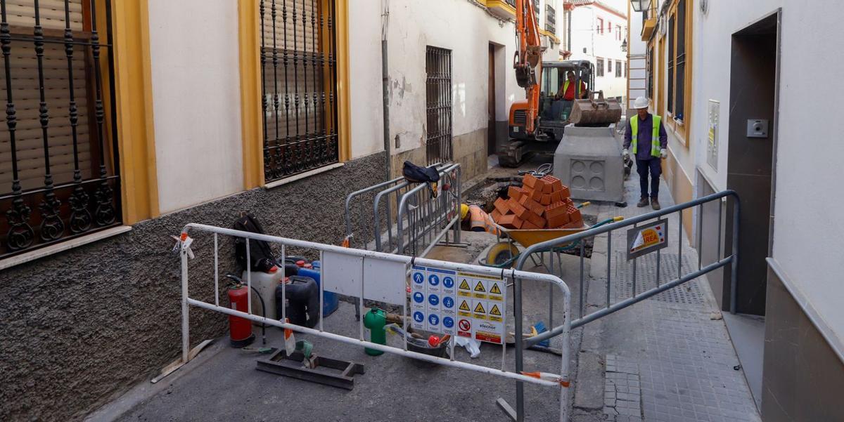 Ejecución de obras en la calle Eduardo Dato, que, junto a Pérez de Castro, va a ser remodelada.