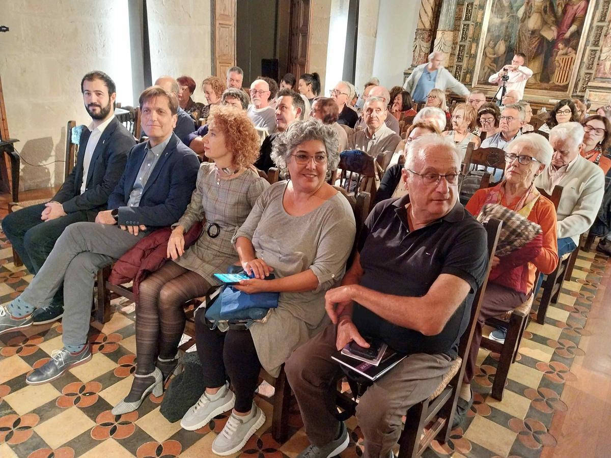 El público lleno el salón noble del ayuntamiento.