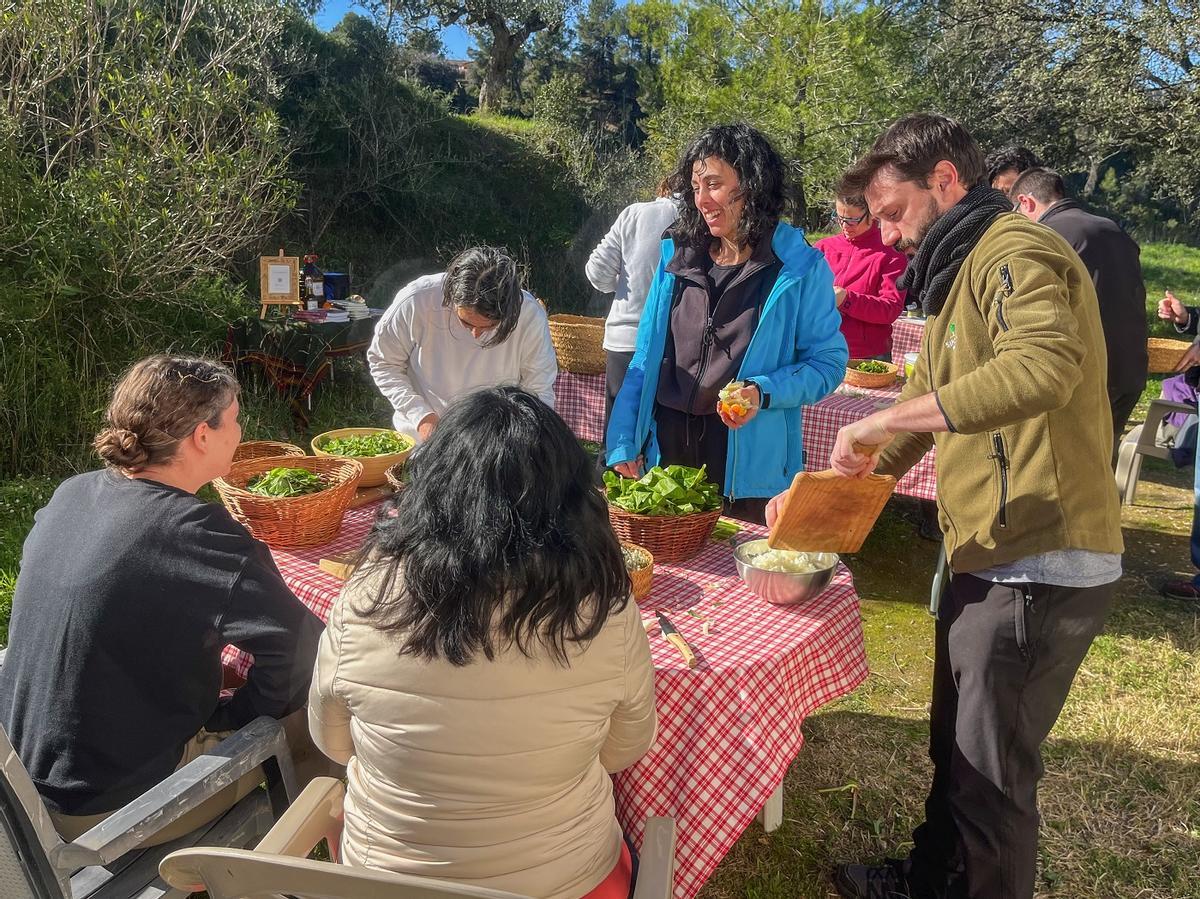 Participantes en la jornada para aprender sobre las plantas silvestres comestibles celebrada en Ontinyent.