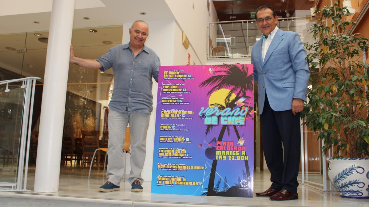 Jesús Martínez y Santiago Parra con el cartel de la programación del cine de verano.