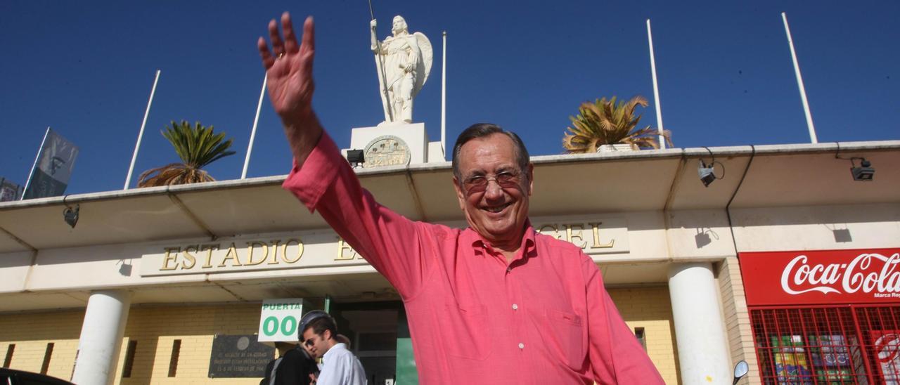 Rafael Campanero se despide en la puerta de El Arcángel tras cerrar su última etapa en la presidencia del Córdoba CF.