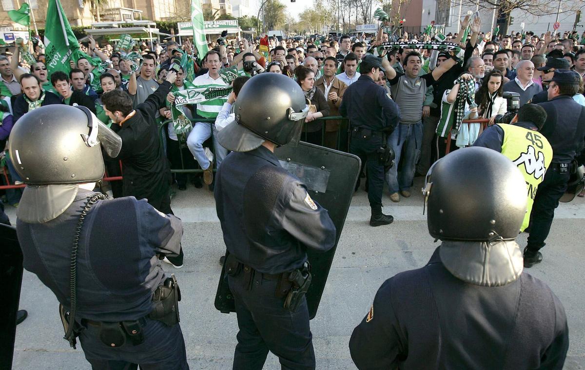 Imagen de archivo de agentes de la Policía Nacional durante un derbi entre Real Betis y Sevilla FC.