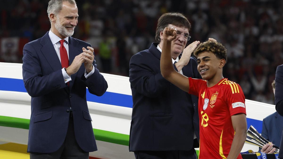 El Rey Felipe VI aplaude a Lamine Yamal tras ser elegido el Mejor Joven del torneo.