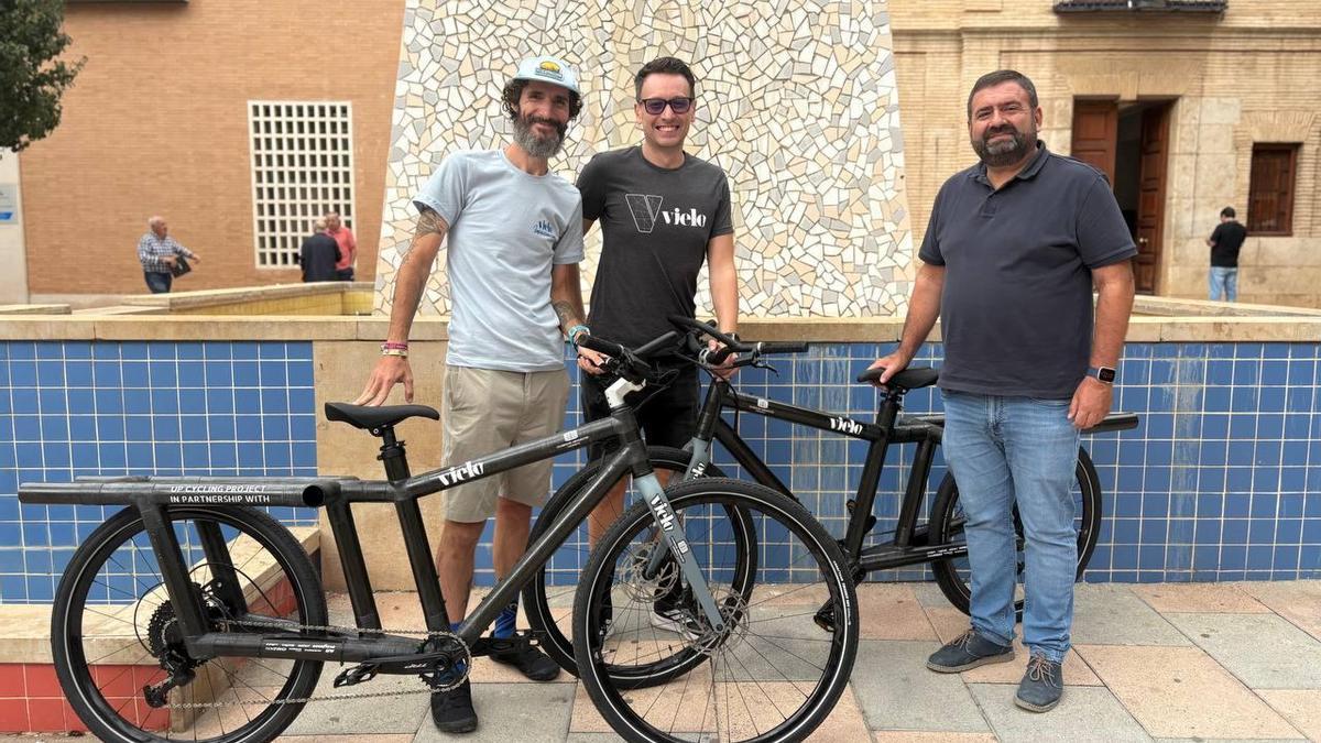 El concejal José Cuberos recibe las bicicletas de la empresa familiar Vielo.