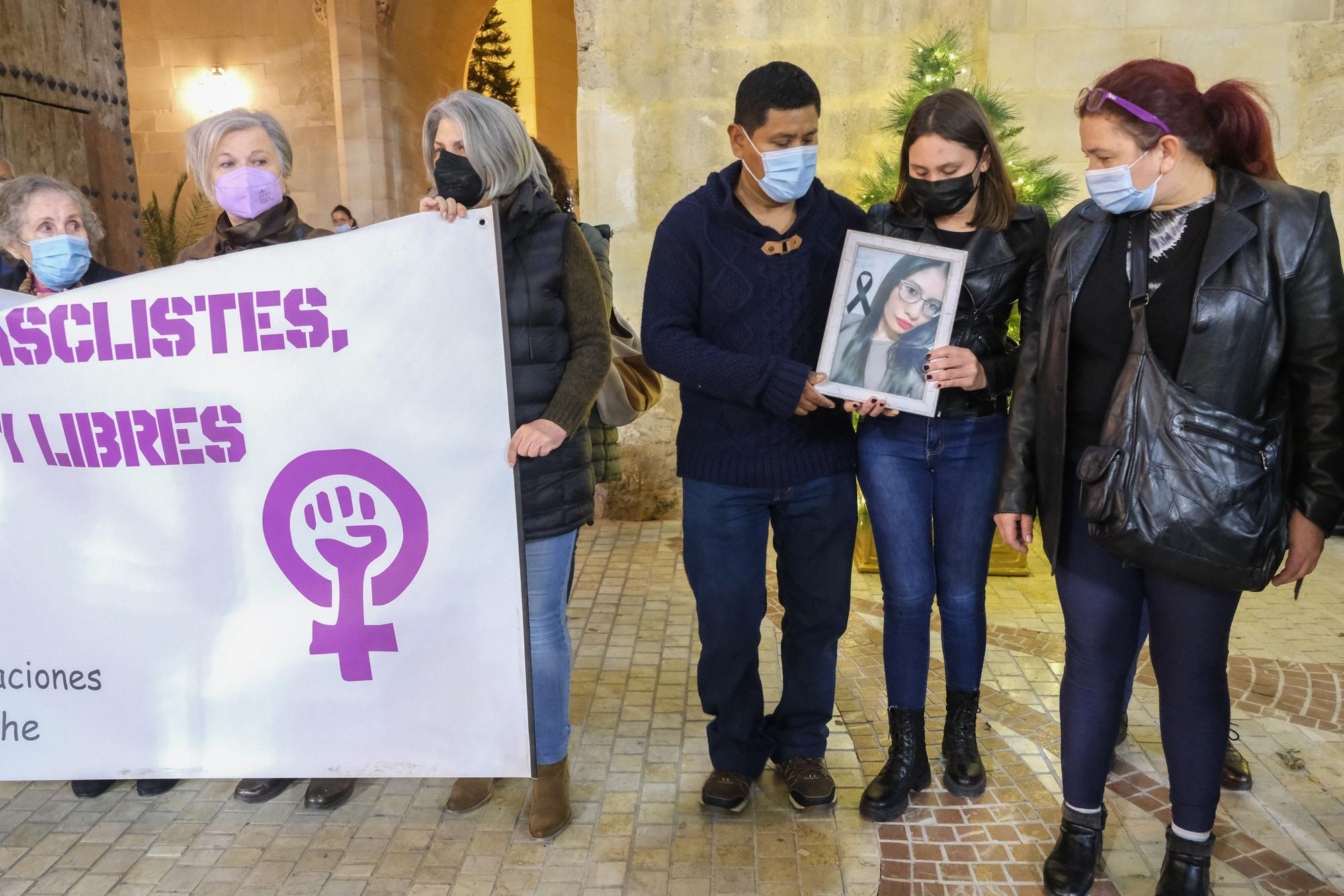 Concentración de repulsa por el asesinato de Yolanda en Elche. Familiares de la joven acudieron al emotivo acto en la Plaza de Baix