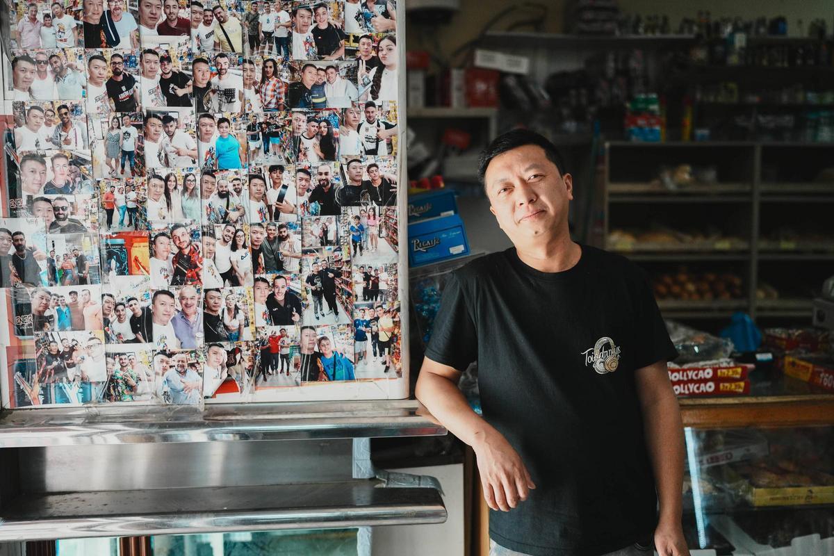 Rodeado por ese mosaico de recuerdos fotográficos, Pepe se ha convertido en un rostro inseparable de la vida cotidiana del barrio.