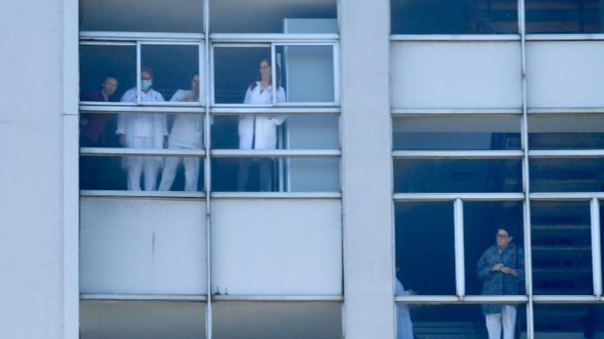 Personal del Chuac, en las ventanas del Hospital de A Coruña durante un homenaje a su labor en pleno pico de la pandemia.