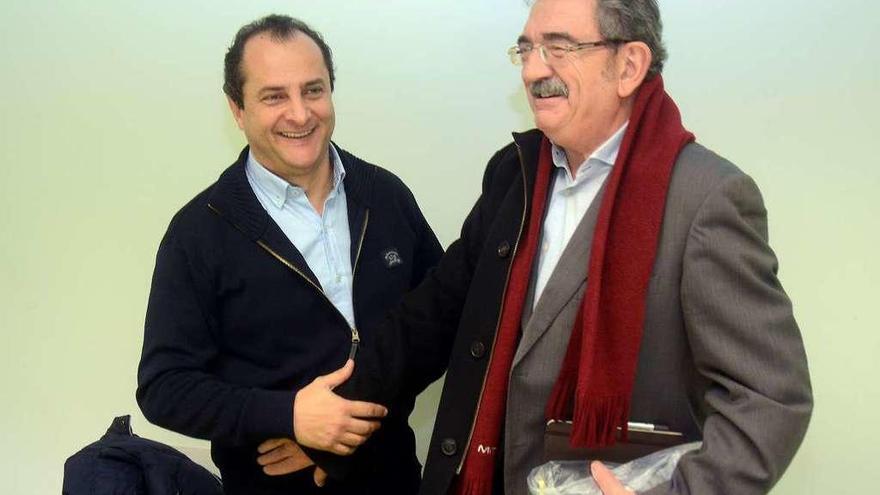 Miguel Lago y José María Corujo se saludan durante la firma de los convenios con el alcalde. // R. Vázquez