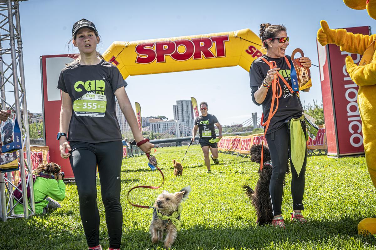 CAN WE RUN BARCELONA. La carrera organizada por Prensa Ibérica y El Periódico de Catalunya con la colaboración de Sport ,  donde las personas y sus mascotas perrunas corren en familia