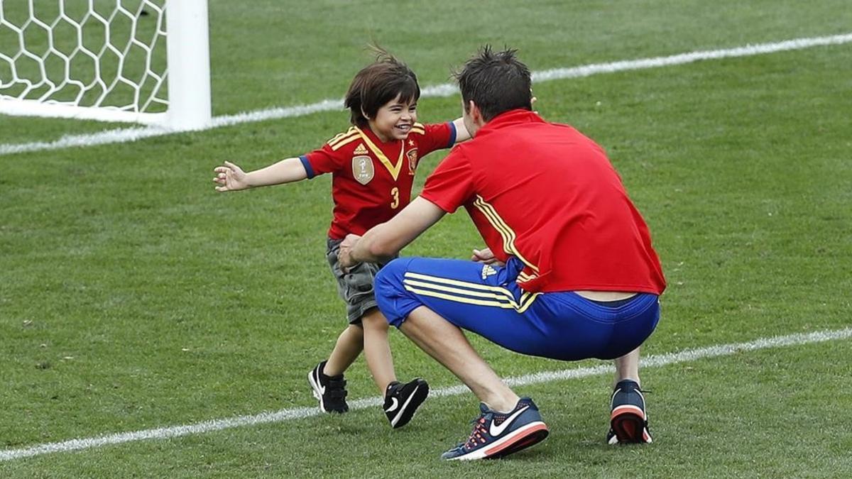 Gerard Piqué juega con su hijo Milan en el césped del estadio tras el partido ante la República Checa