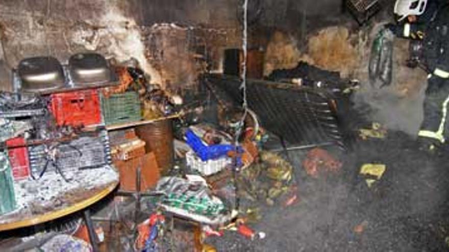 El picón almacenado en una vivienda provoca un incendio en Valdebótoa