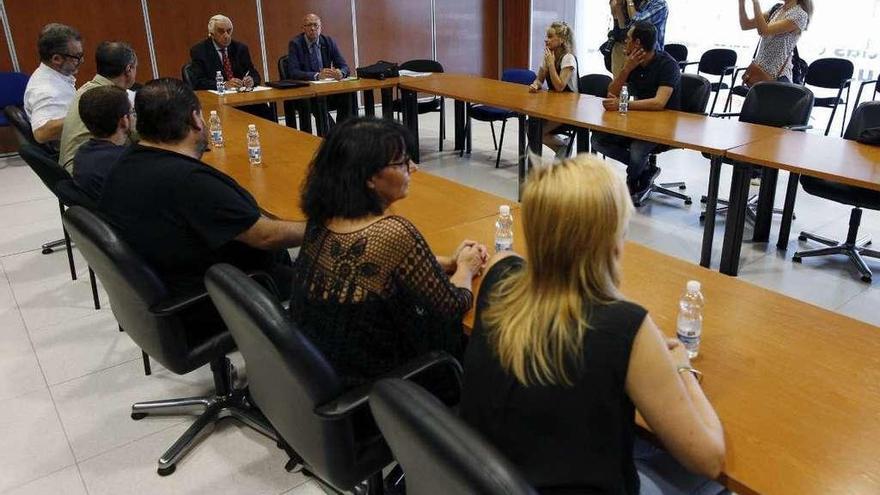 Marcos Peña y los representantes de los trabajadores, ayer en El Prat.