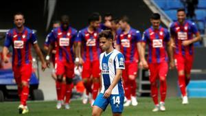 Melendo, cabizbajo mientras el Eibar celebra su segundo gol.