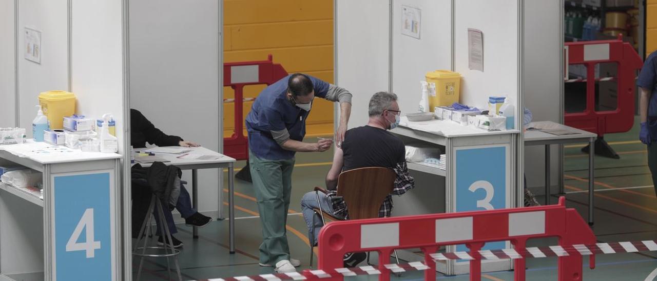 Un hombre vacunándose en el punto de vacunación masiva de Son Espases