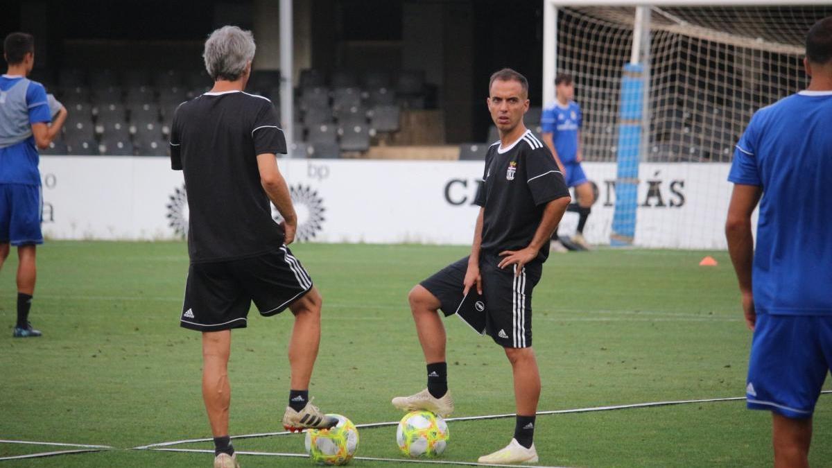 Borja Jiménez, libreta en mano, dirige un entrenamiento de su equipo.