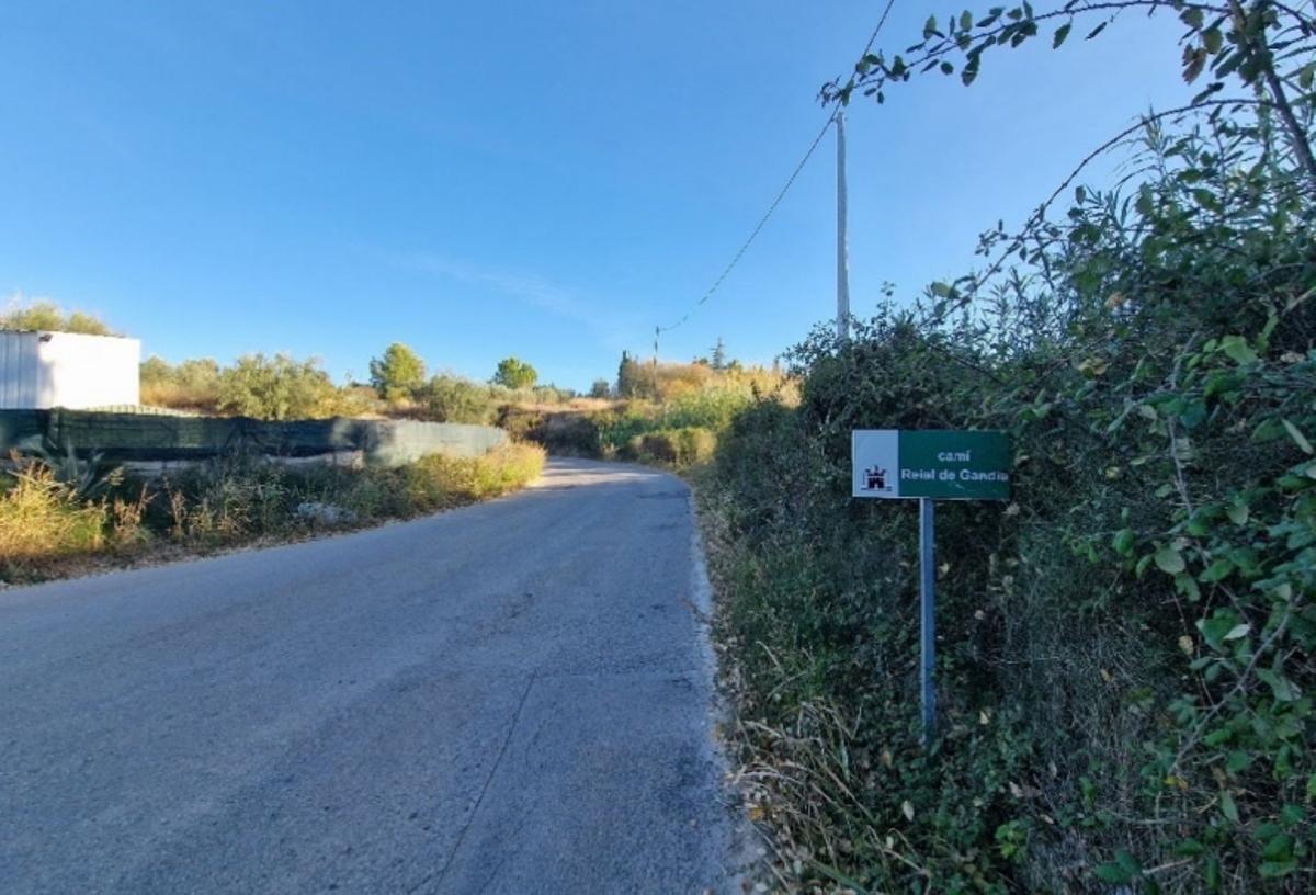 Tramo del Camino Real de Gandia en Ontinyent con la calzada deteriorada.