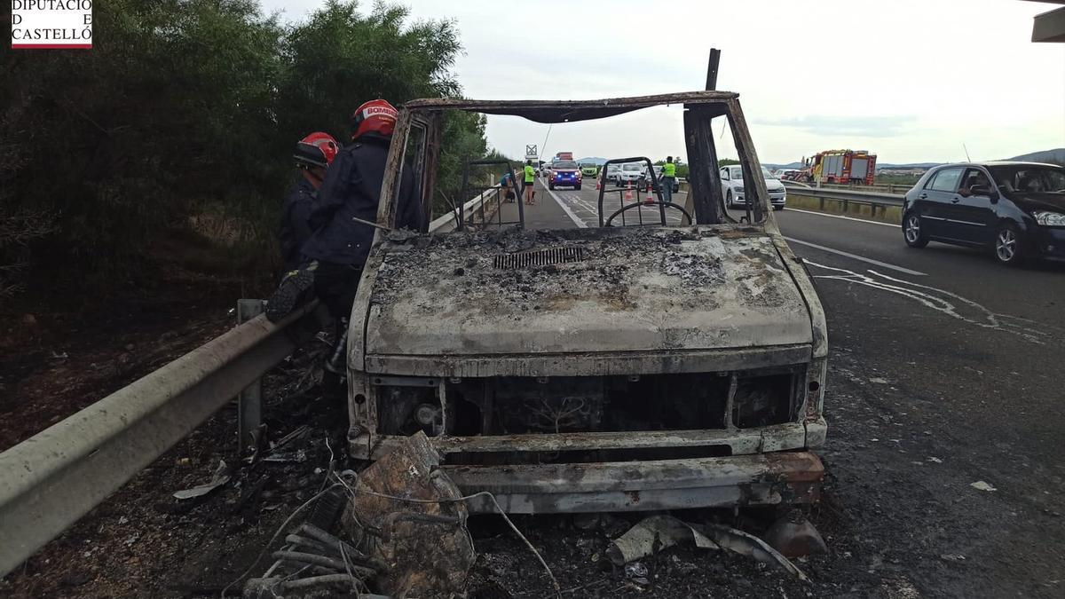 Estado en el que ha quedado la autocaravana tras la extinción de las llamas que la han consumido.