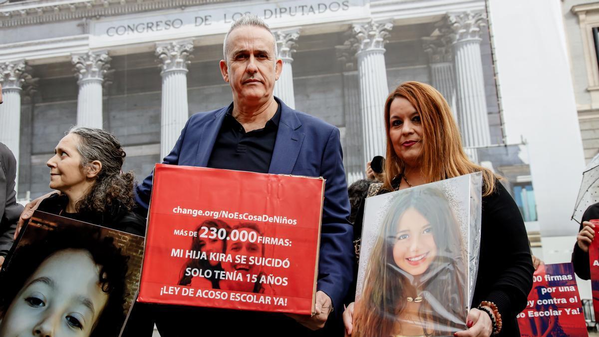 Los padres de Kira López, una niña que se suicidó a los 15 años a causa del acoso escolar, entregando más de 230.000 firmas en el Congreso de los Diputados con motivo del Día Internacional contra Violencia, Acoso Escolar y Ciberacoso.