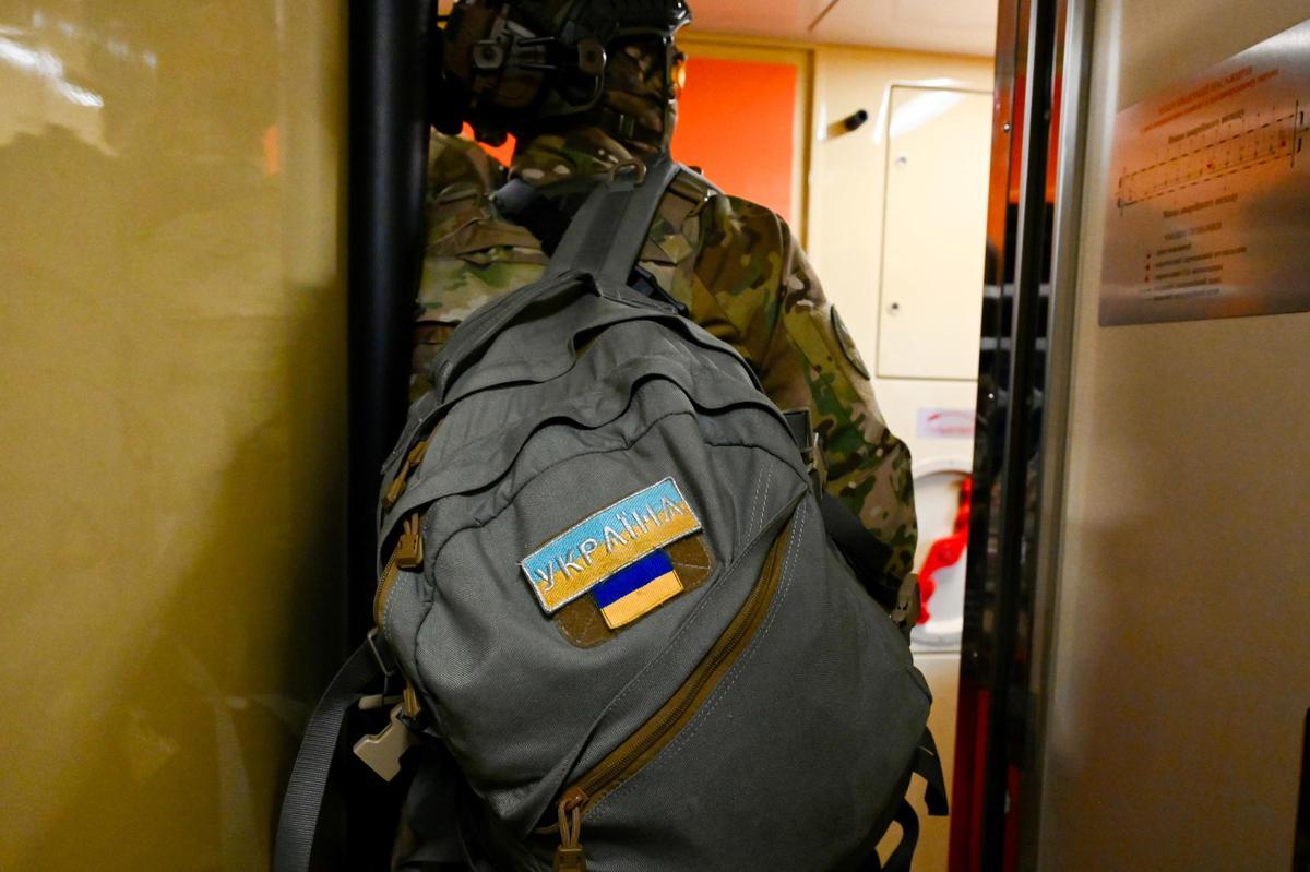 Un soldat carregant una motxilla amb la bandera ucraïnesa