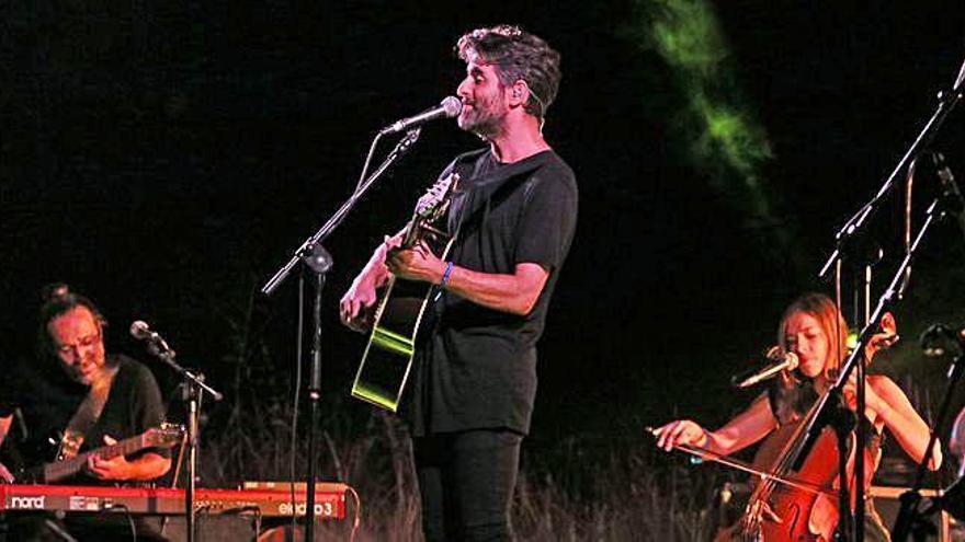 Joan Dausà captiva i diverteix el públic sota la centenària alzina de Fonollosa