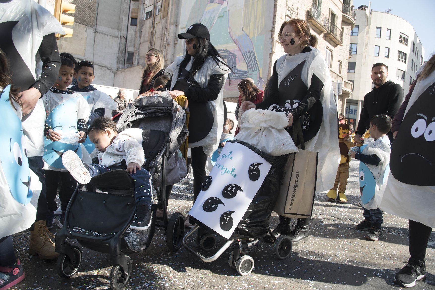 El Carnaval de Manresa recupera la seva màxima esplendor amb una marea d’infants