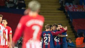 Los jugadores del Barça celebran el gol de João Félix al Atlético en Montjuïc.