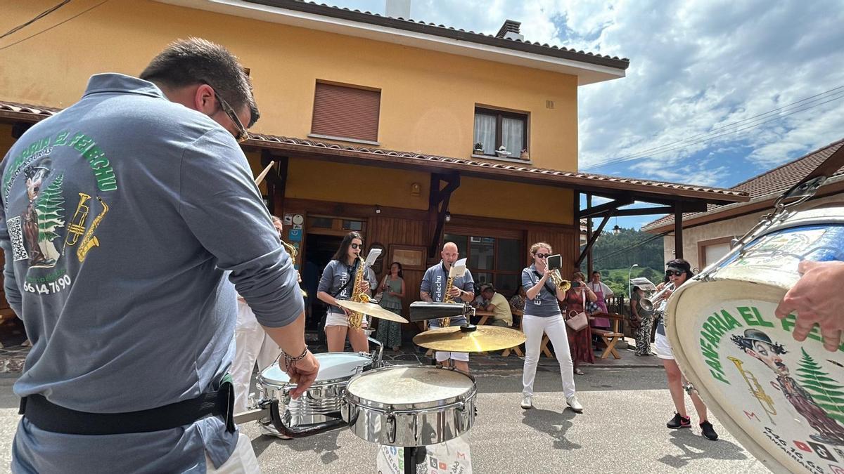 EN IMÁGENES: Parrilladas multitudinarias y chapuzones refrescantes en las fiestas de Pillarno