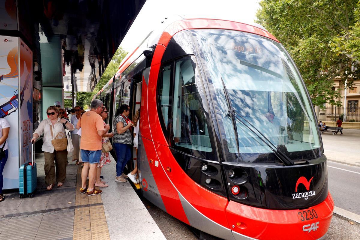Imagen de archivo de un tranvía de Zaragoza.