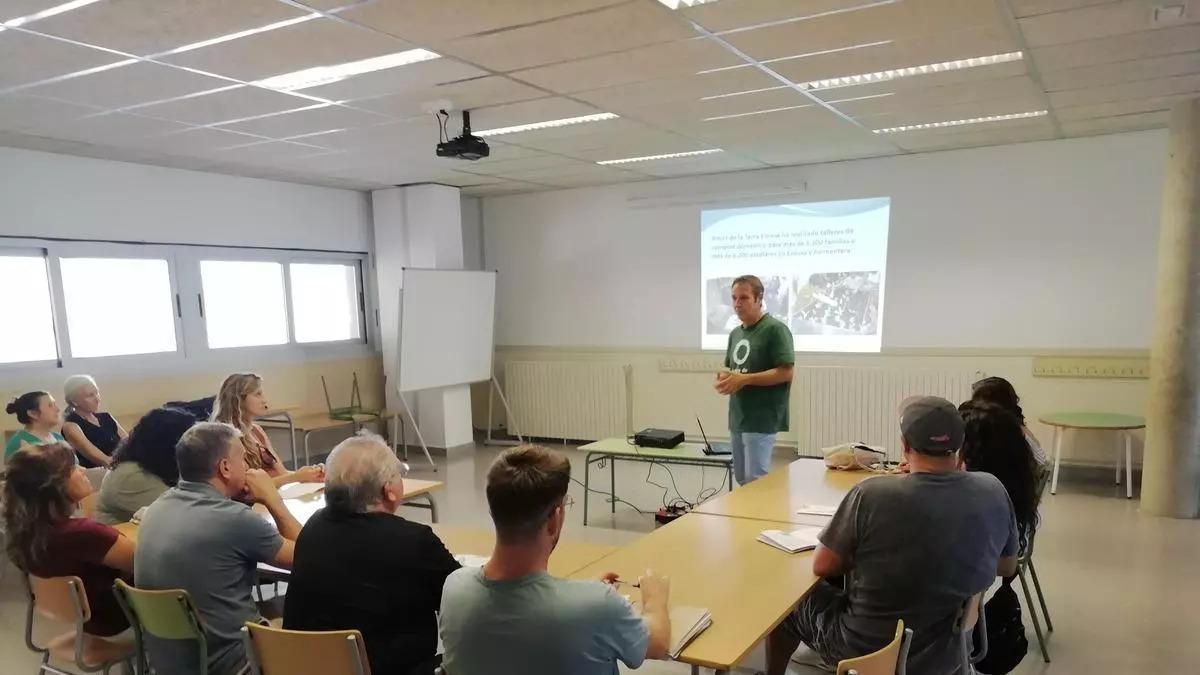 Amics de la Terra realizando un taller de compostaje en Ibiza