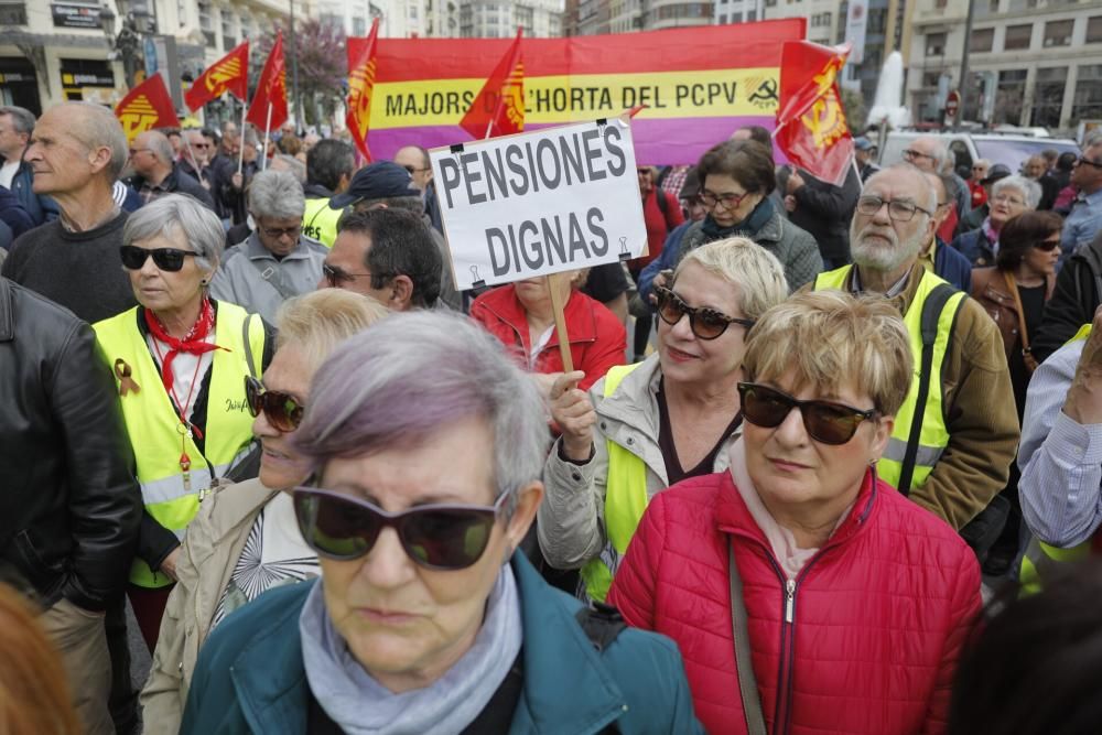 Protesta de pensionistas en la plaza del Ayuntamiento de València