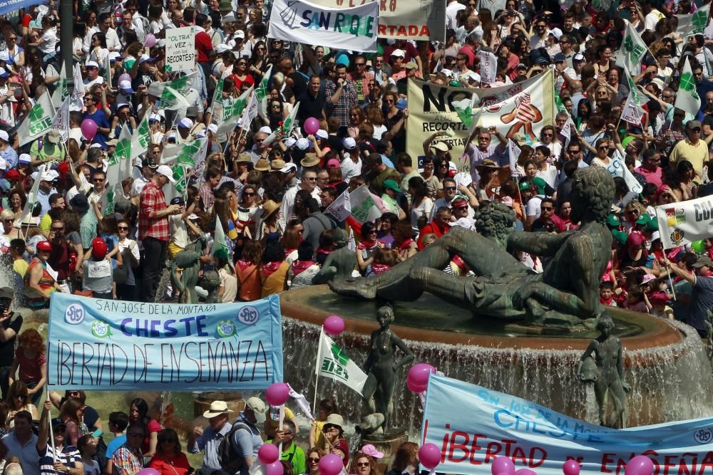 Cientos de alicantinos, en la protesta contra Marzà en Valencia