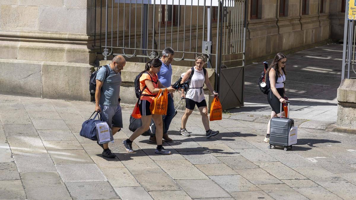 Viajeros con maletas en las calles de Santiago