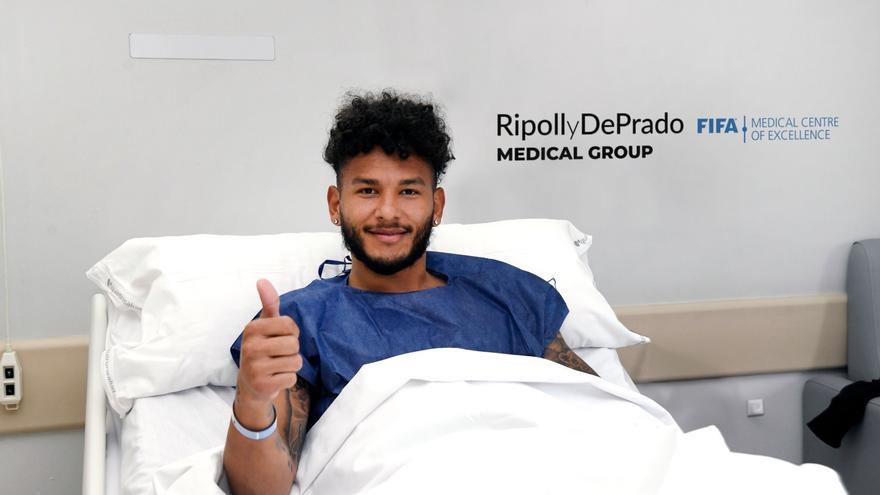 Los doctores Ripoll y De Prado intervienen con éxito a Luis Suárez, delantero de la UD Almería, de su lesión en el peroné